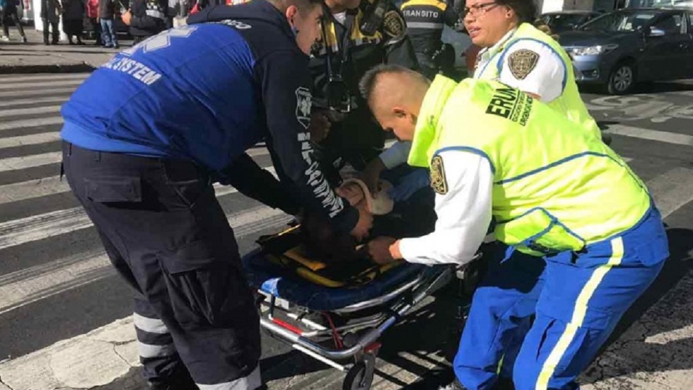 Ambulancia embiste a reporteros que cubrían accidente en Eje Central