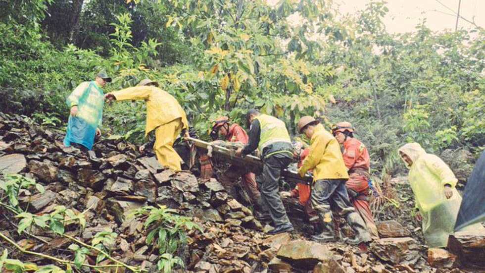 Deslizamientos de tierra dejan 14 muertos en Bolivia - rescate-de-heridos-en-deslizamiento