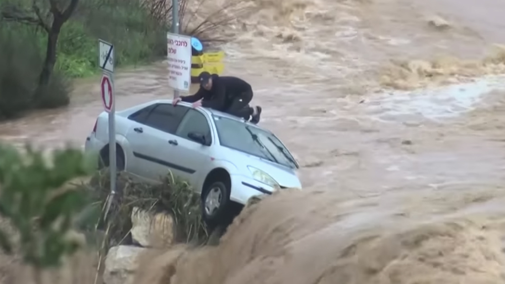 #Video Rescatan a hombre atrapado en su auto durante inundación