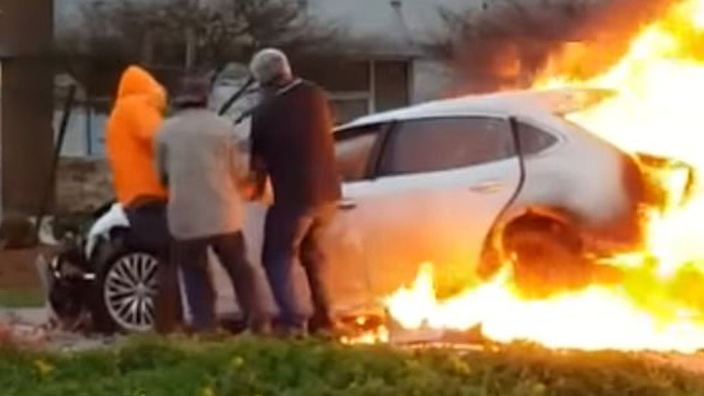 #Video Hombres rescatan a mujer de auto en llamas