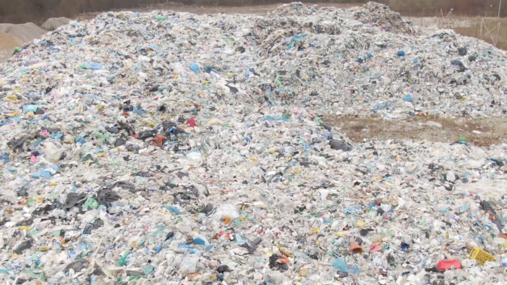 Científicos convirtieron plástico reciclado en combustible