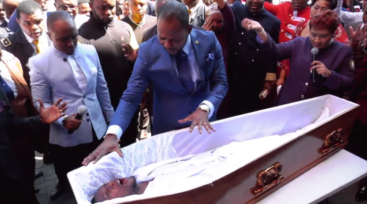 #Video Pastor atrae burlas por 'resucitar' a hombre en Sudáfrica - rezos-a-hombre