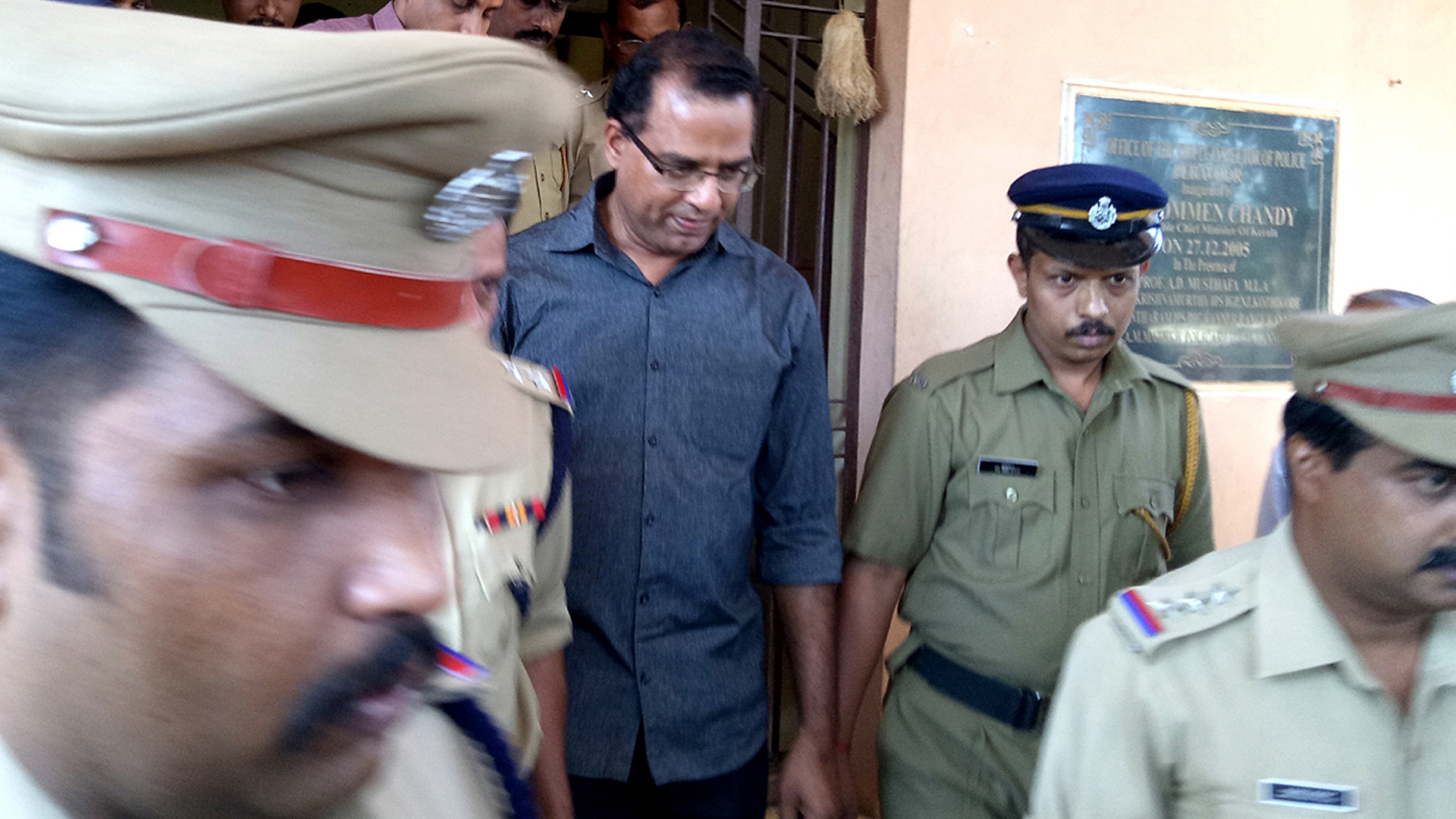 Dan 20 años de cárcel a sacerdote que violó a adolescente en India