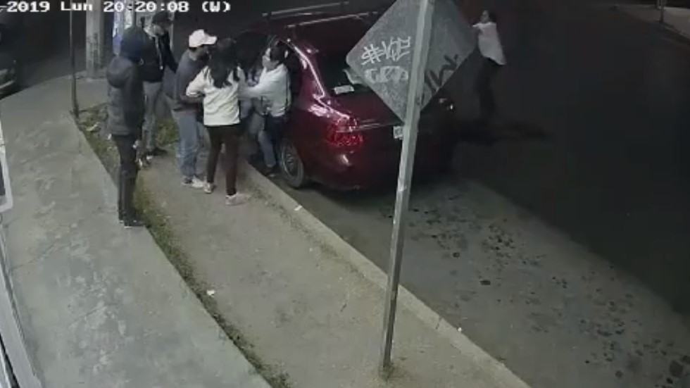 #Video Disparan a joven durante robo de auto en Ecatepec