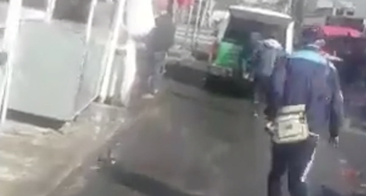 #Video Saquean camioneta de la CFE en movimiento