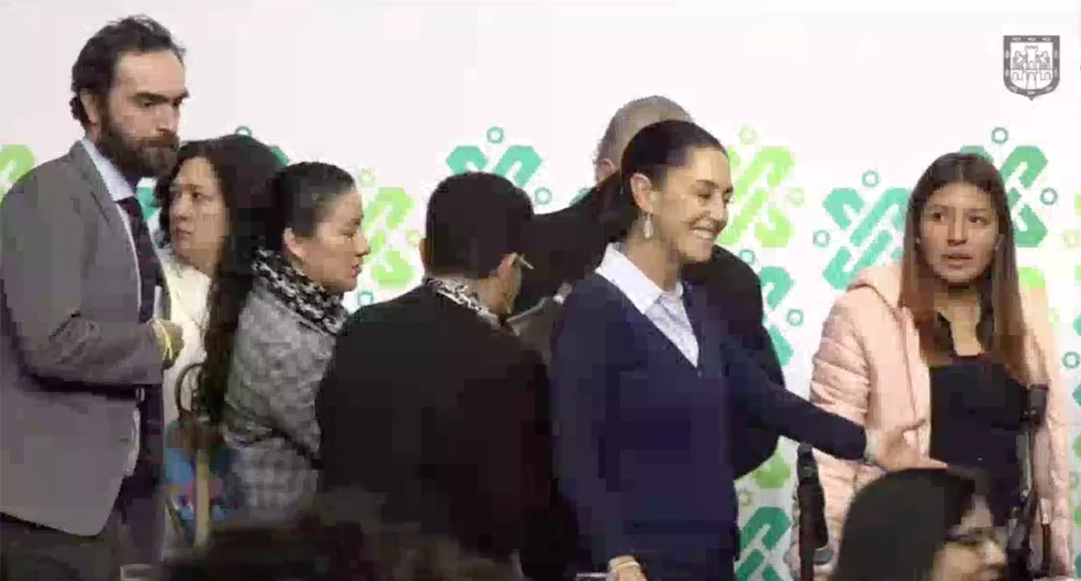 #Video Interrumpen evento y desalojan Palacio del Ayuntamiento por sismo