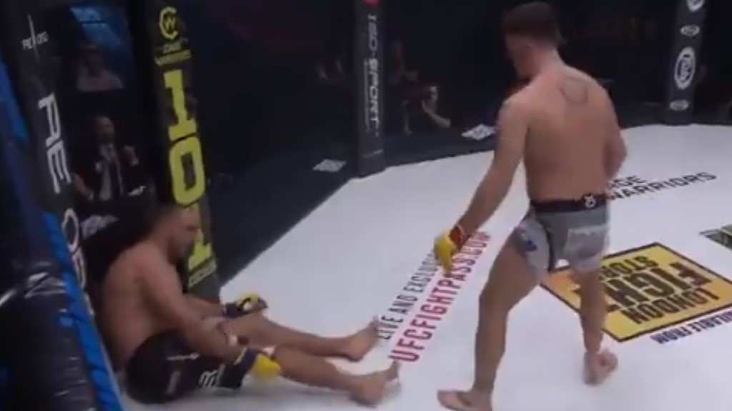 #Video Peleador de Cage Warriors se fractura en el ring