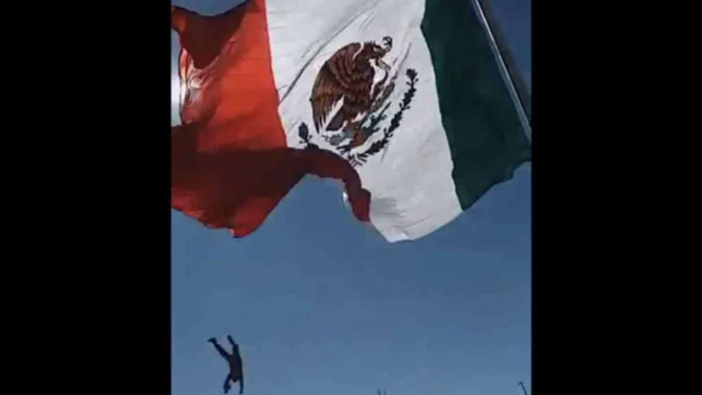 #Video Soldado se enreda en bandera y cae de siete metros de altura