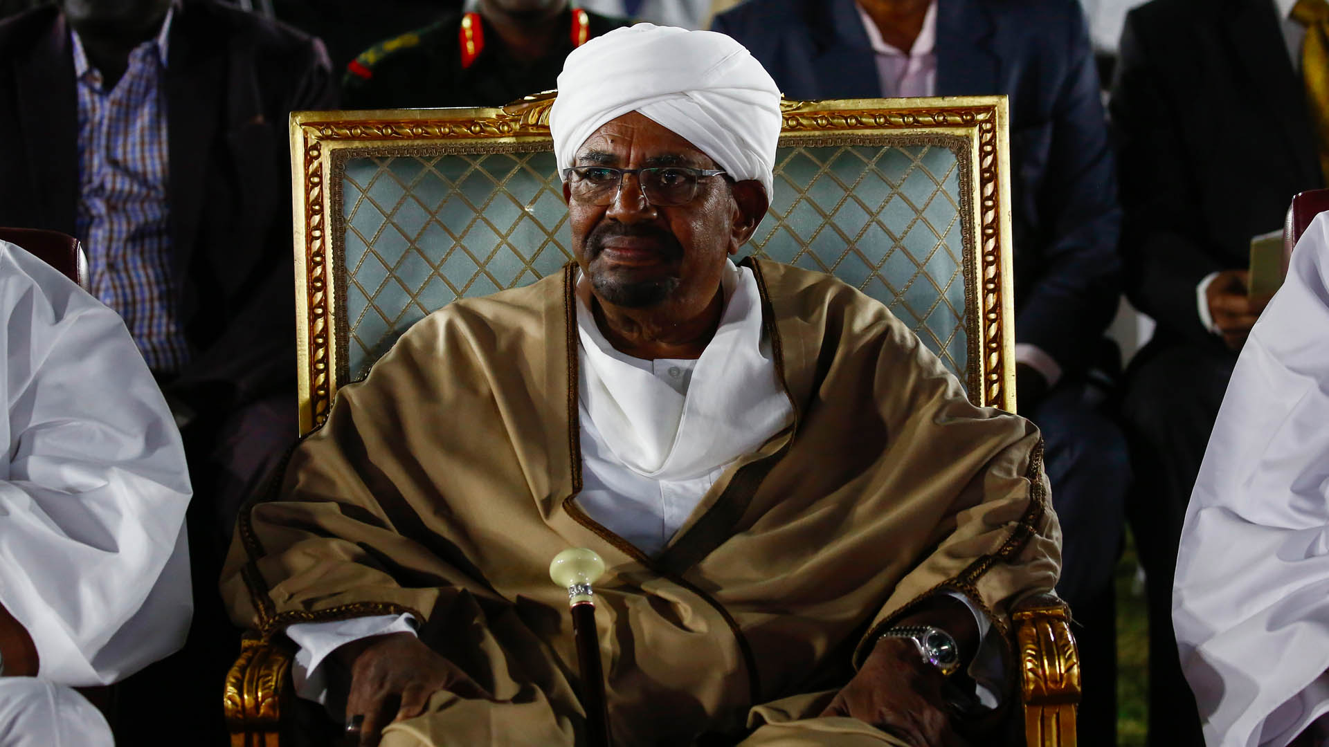 Presidente de Sudán declara estado de emergencia y disuelve el gobierno