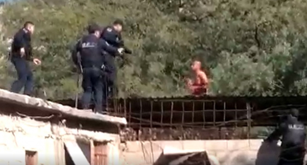 Policías intentan rescatar a presunto suicida, este los ataca y lo matan