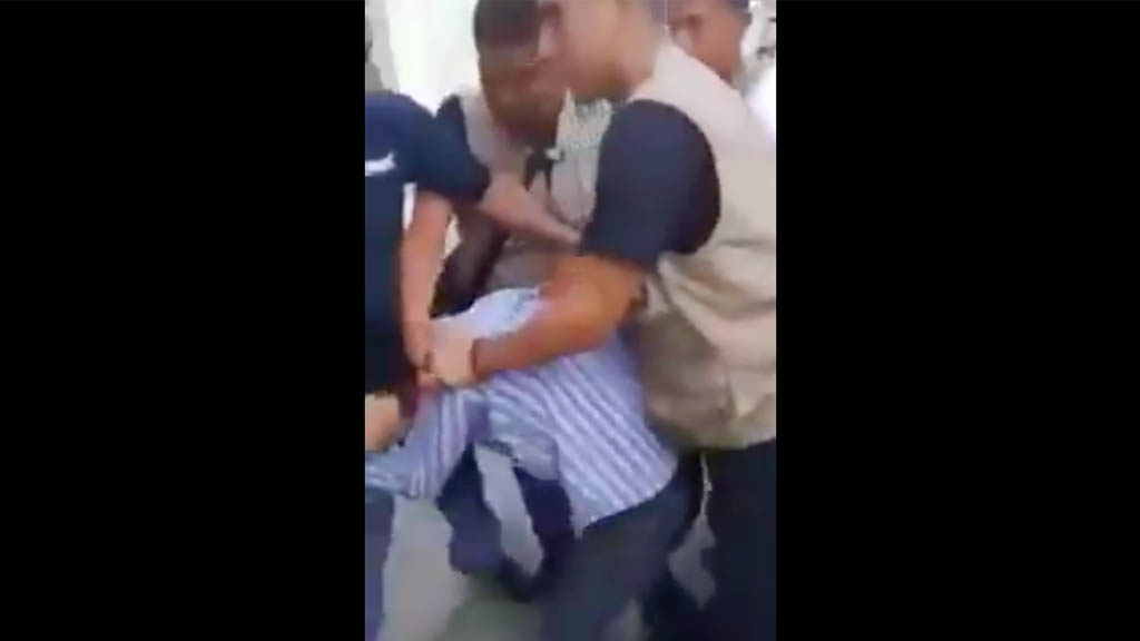 #Video Inspectores someten a vendedor de aguas en Chiapas