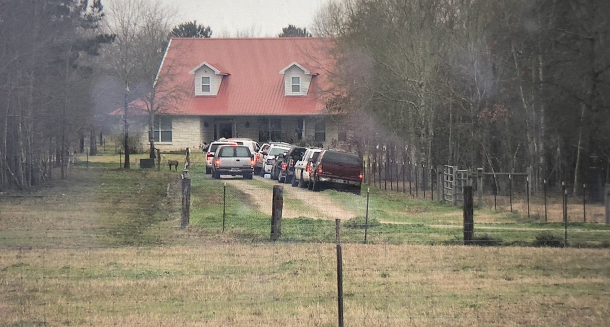 Ataque armado deja cinco muertos en vivienda de Texas