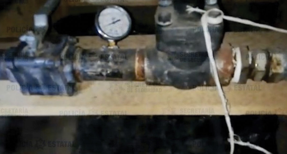 Aseguran toma clandestina en una bodega de Ecatepec