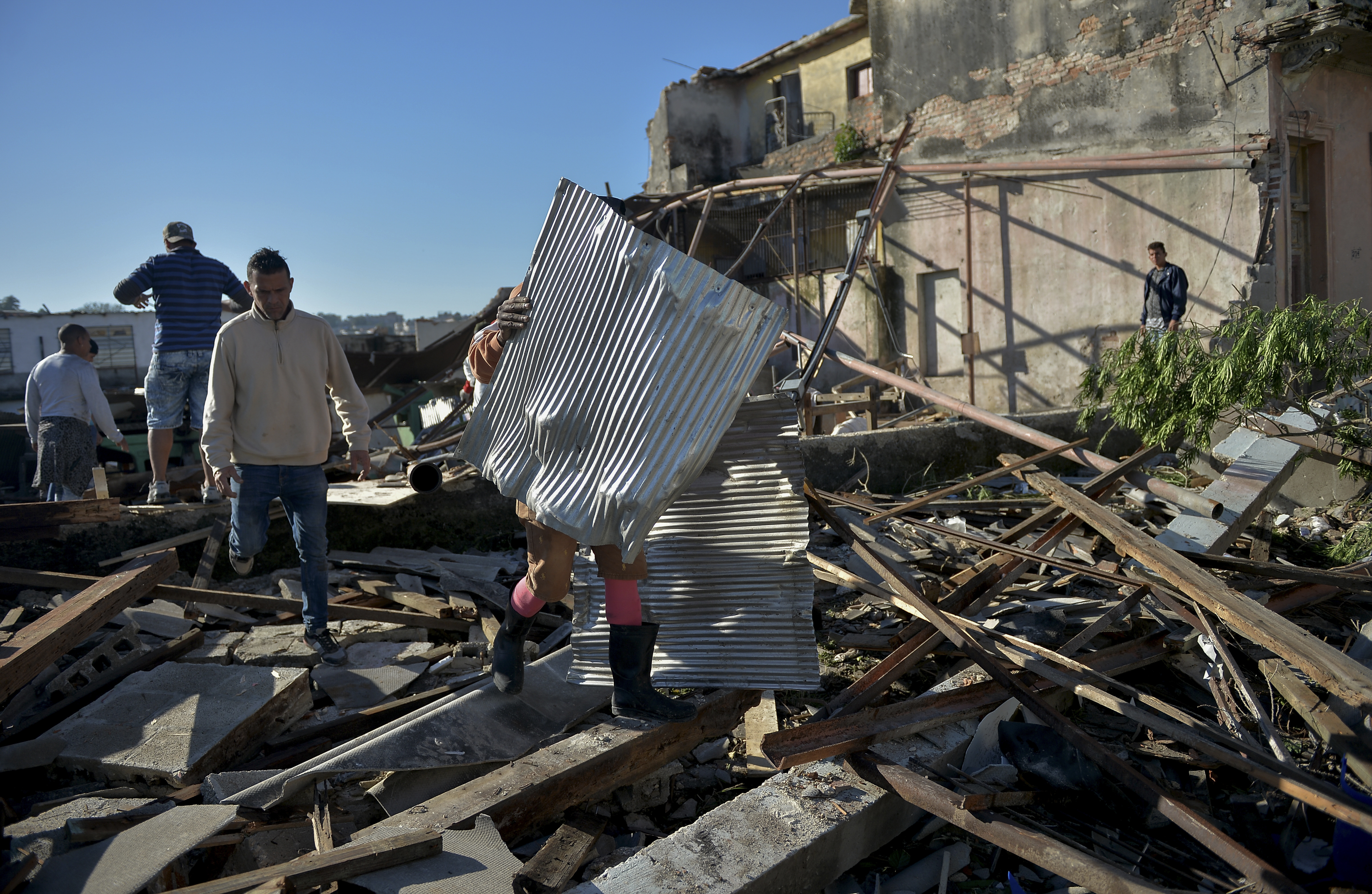 Aumenta a seis el número de muertos por tornado en La Habana - tornado-cuba2