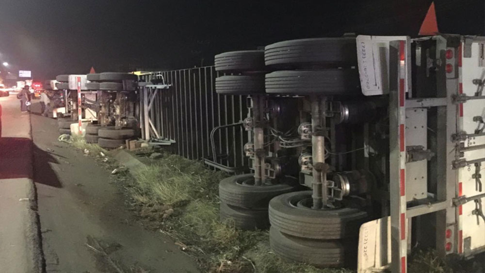 Saquean tráiler volcado en Oaxaca