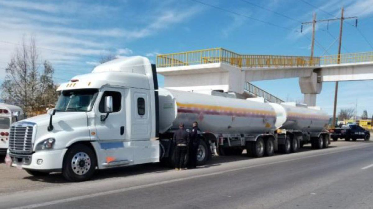 Aseguran tráiler con 61 mil litros de combustible robado en Chihuahua