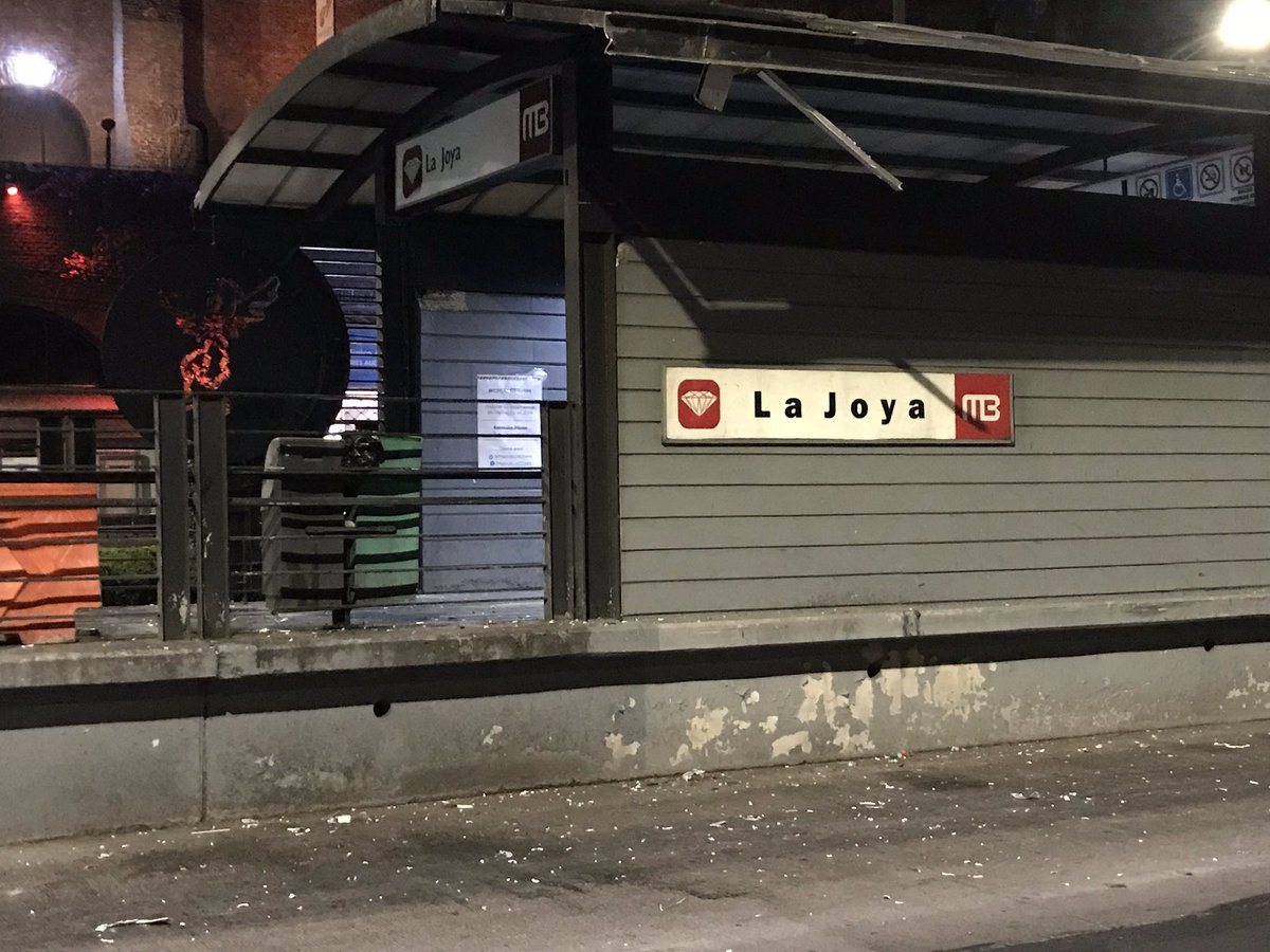 Tráiler daña estación del Metrobús La Joya - trailer-metrobus-la-joya