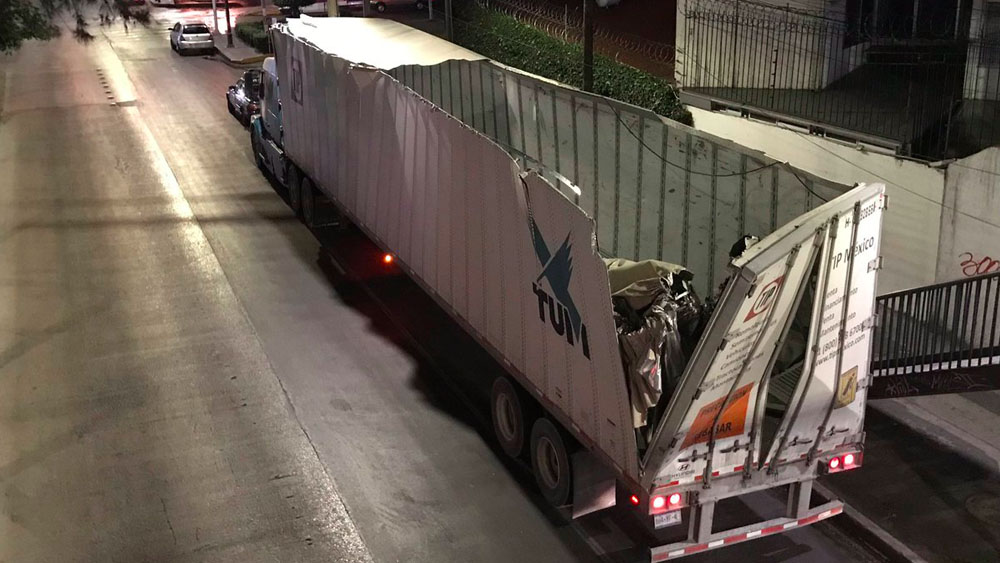 Tráiler daña estación del Metrobús La Joya