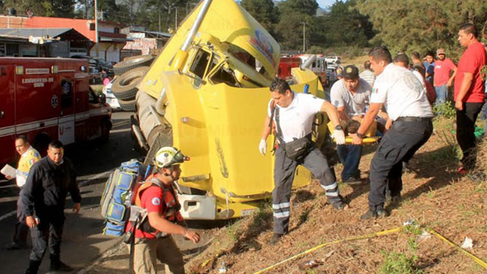 Tráiler arrastra dos autos en Uruapan, hay siete heridos