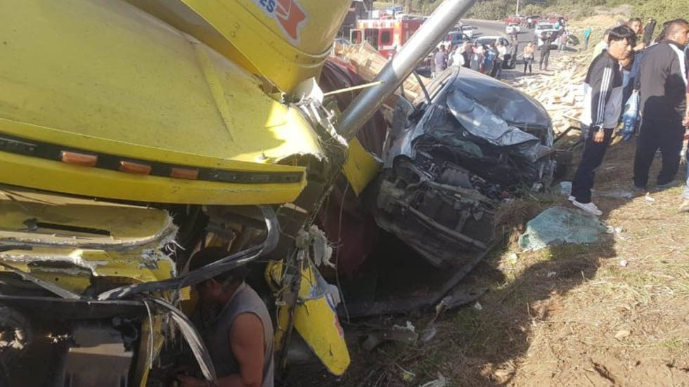 Tráiler arrastra dos autos en Uruapan, hay siete heridos - trailer-uruapan-accidente