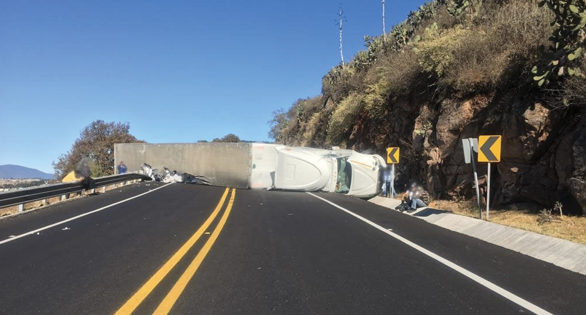 Volcadura de tráiler provoca cierre de carretera Toluca-Palmillas