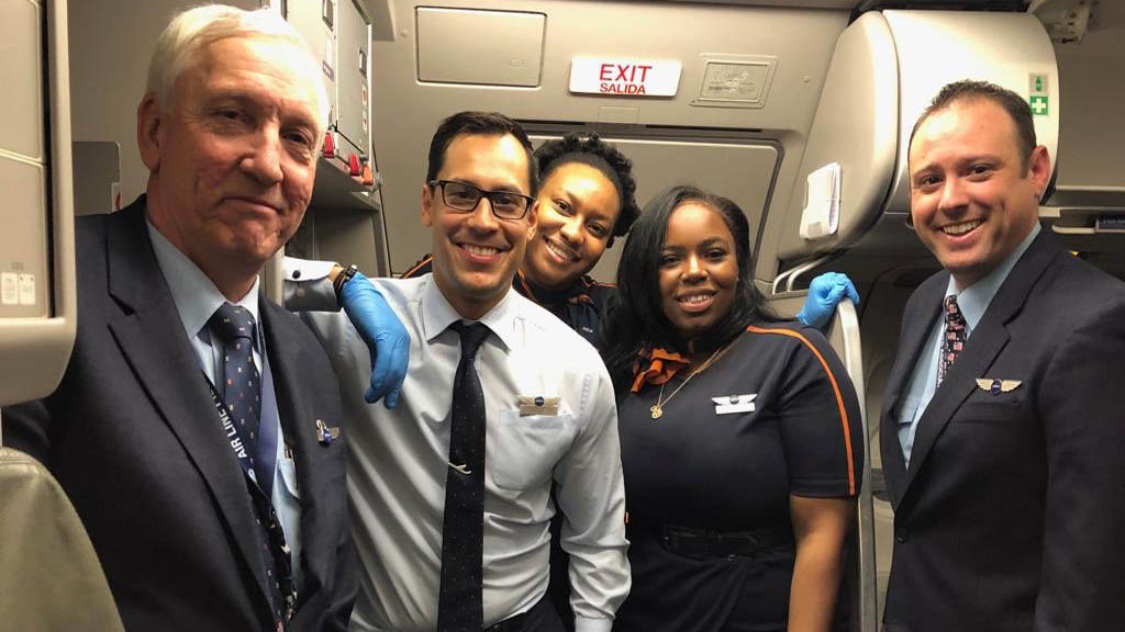 Bebé nace en pleno vuelo de Puerto Rico a Florida - tripulacion-que-auxilio-a-la-mujer-durante-el-parto