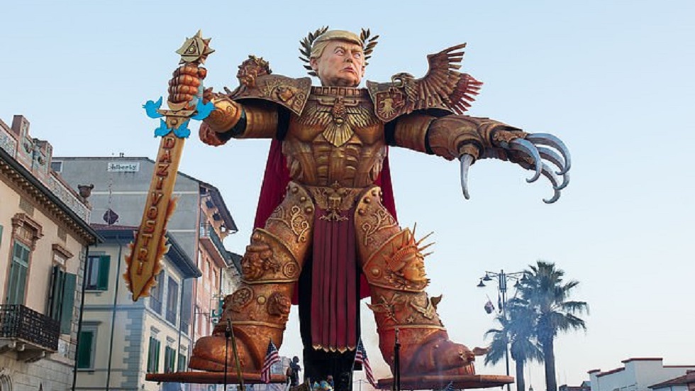 #Video Desfila estatua de Trump como guerrero de Warhammer en Italia