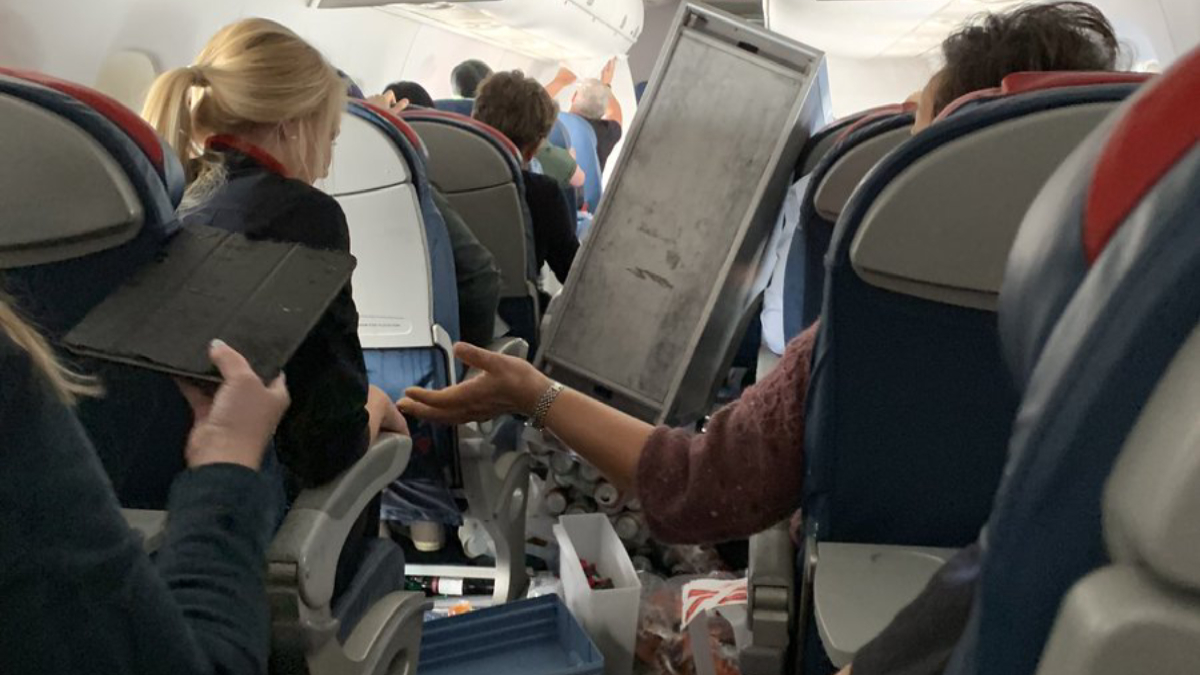 #Video Cinco lesionados por turbulencia durante vuelo de Delta #Video Cinco lesionados por turbulencia durante vuelo de Delta