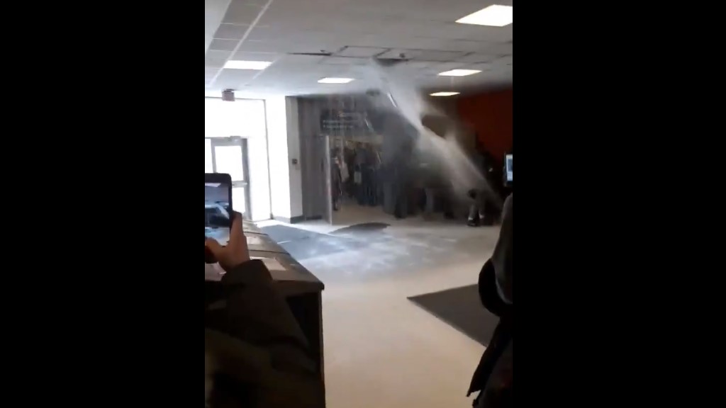 #Video Torrente de agua empapa a estudiantes en Canadá