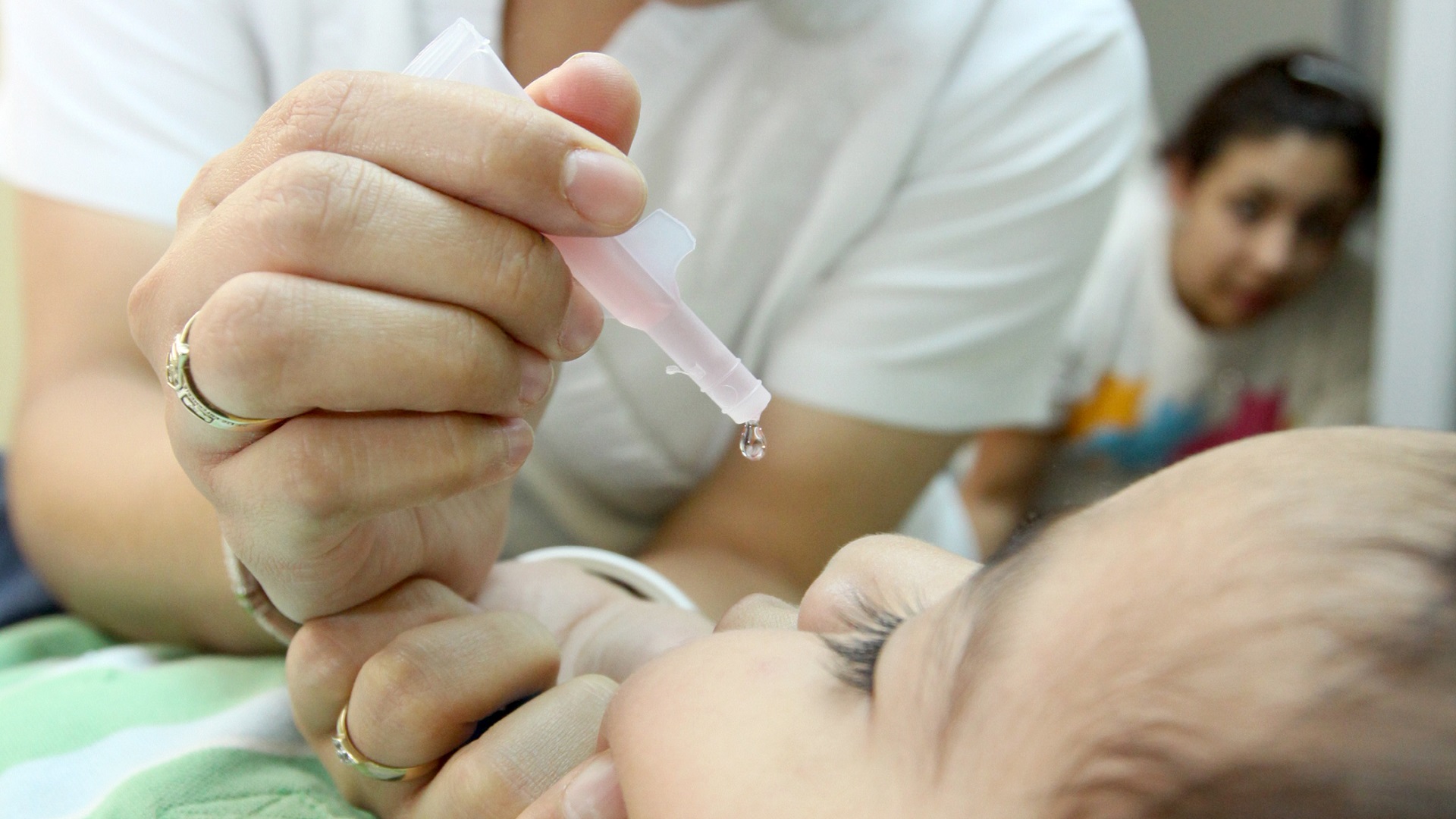 IMSS aplicará tres millones 500 mil vacunas - vacuna-a-nino