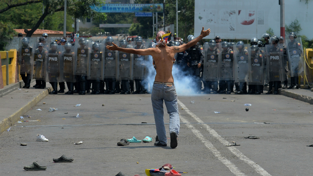 Ayuda humanitaria para Venezuela se repliega tras violento bloqueo de militares