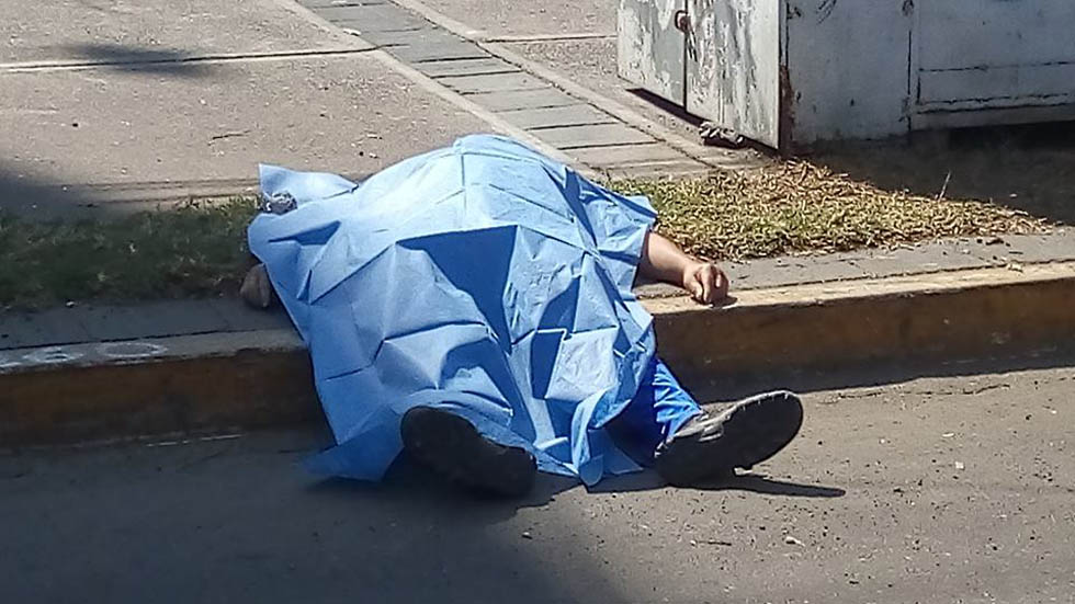 Balacera en Iztapalapa deja dos muertos y seis heridos - victima-sobre-avenida-ermita-iztapalapa