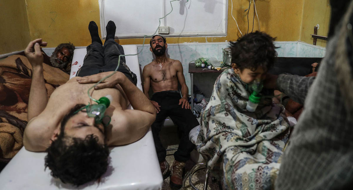 Los nominados para el World Press Photo 2019 - victimas-de-un-supuesto-ataque-con-gas-reciben-tratamiento-en-ghouta-oriental-por-mohammed-badra