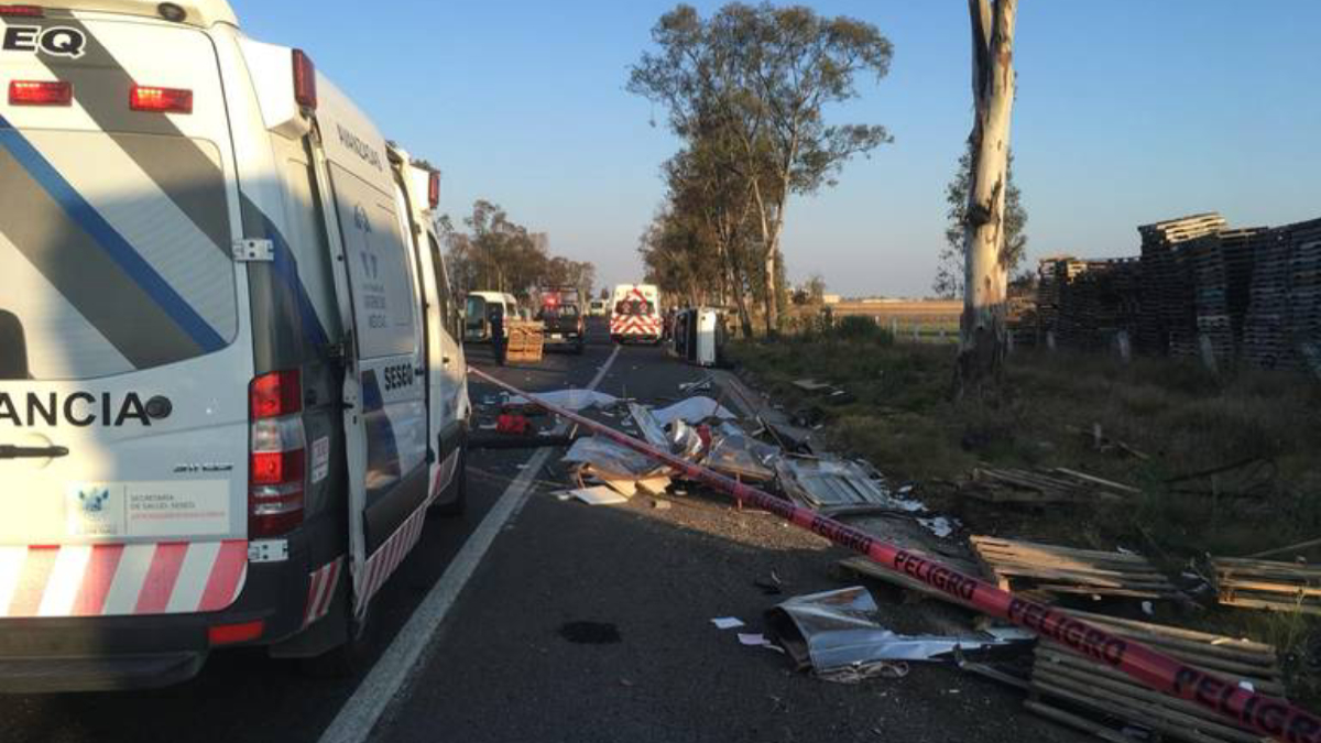 Volcadura de camioneta en carretera Toluca-Palmillas deja dos muertos