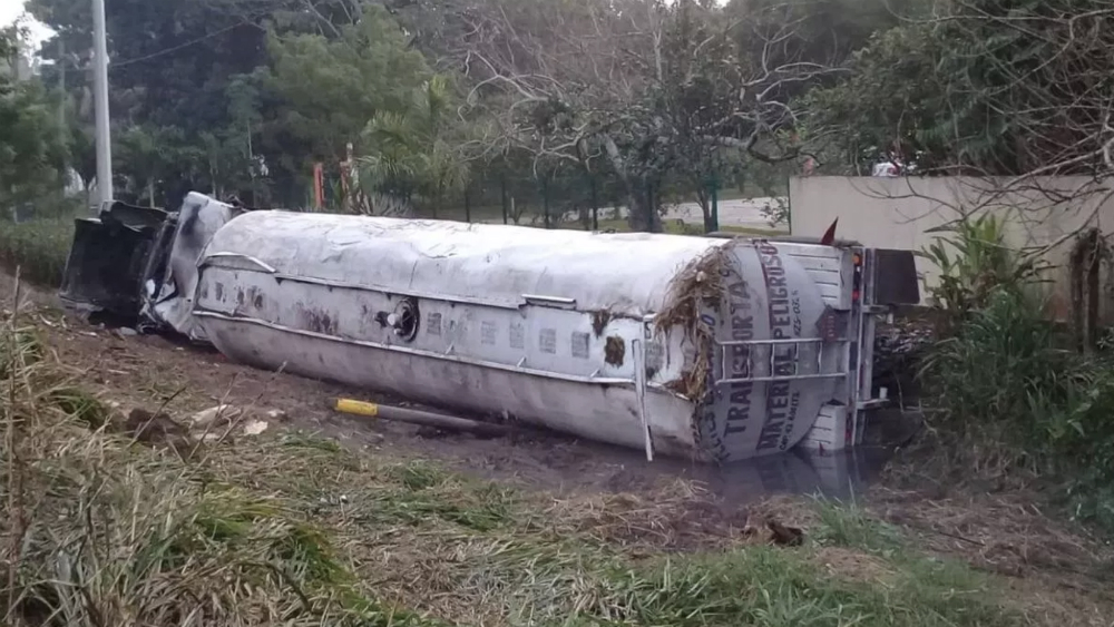 Vuelca pipa con gasolina en Tabasco