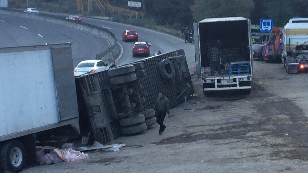 Vuelca tráiler en la carretera México-Toluca Vuelca tráiler en la carretera México-Toluca