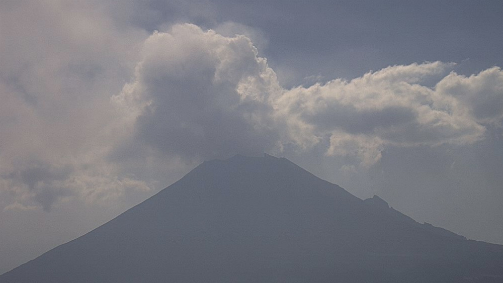 Reportan 61 exhalaciones y dos explosiones en volcán Popocatépetl