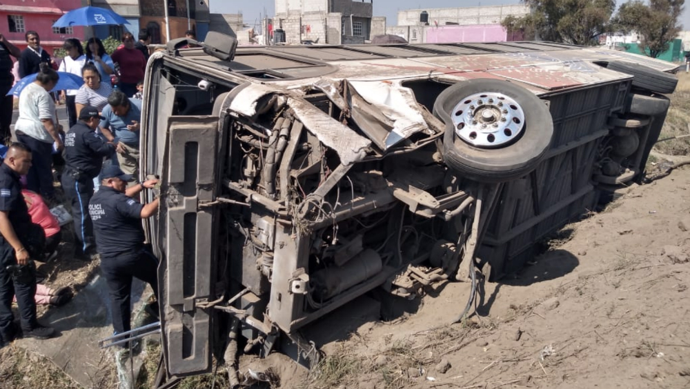 Volcadura de autobús en autopista México-Pirámides deja 22 lesionados