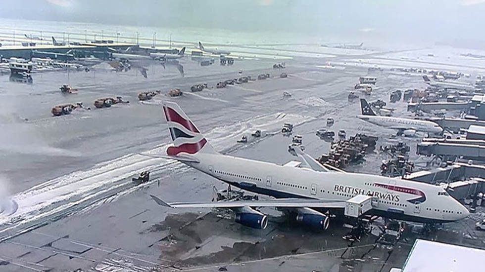 Cancelan casi tres mil vuelos por tormenta de nieve en EE.UU.