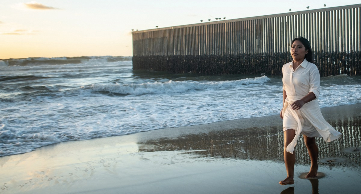 Yalitza Aparicio fotografiada frente al muro fronterizo para W Magazine