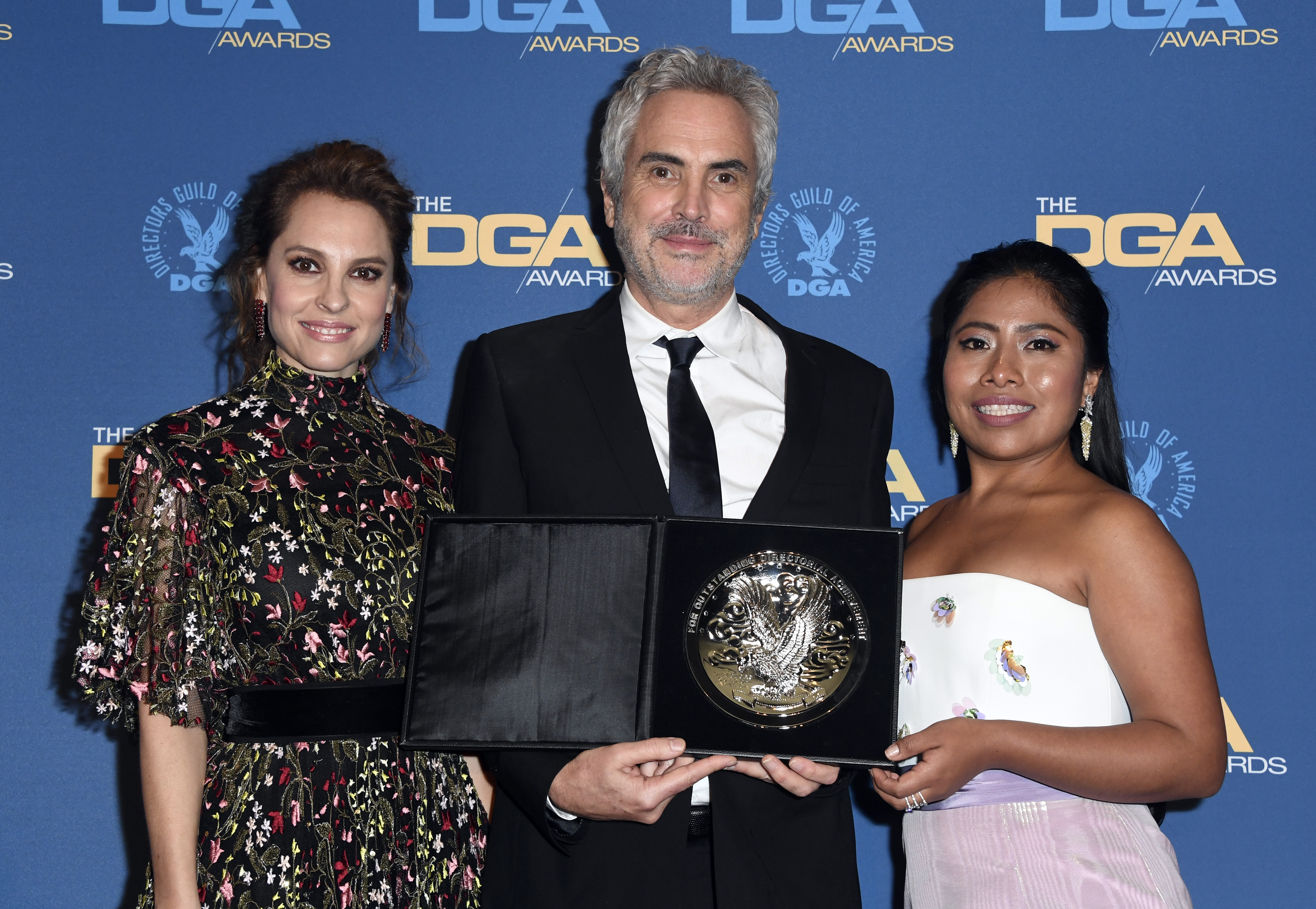Alfonso Cuarón reinventó con 'Roma' su forma de hacer cine - yalitza-aparicio-marina-de-tavira-y-alfonso-cuaron-por-roma