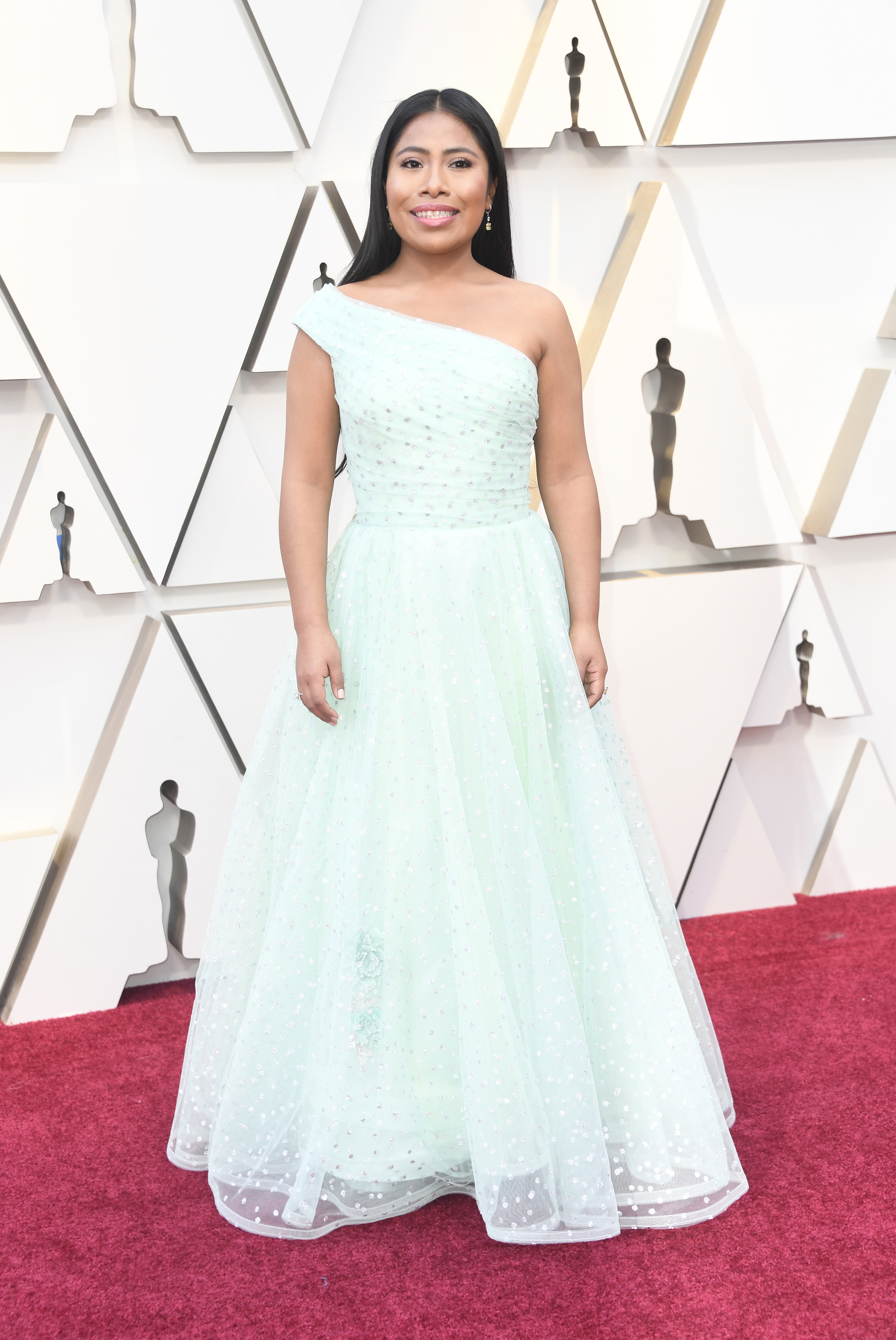 La llegada del elenco de 'Roma' a la entrega del Óscar - yalitza-aparicio-red-carpet