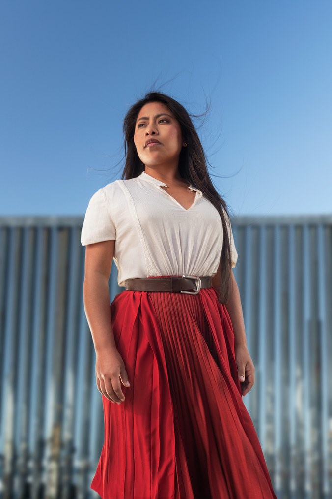 Yalitza Aparicio fotografiada frente al muro fronterizo para W Magazine - yalitza2