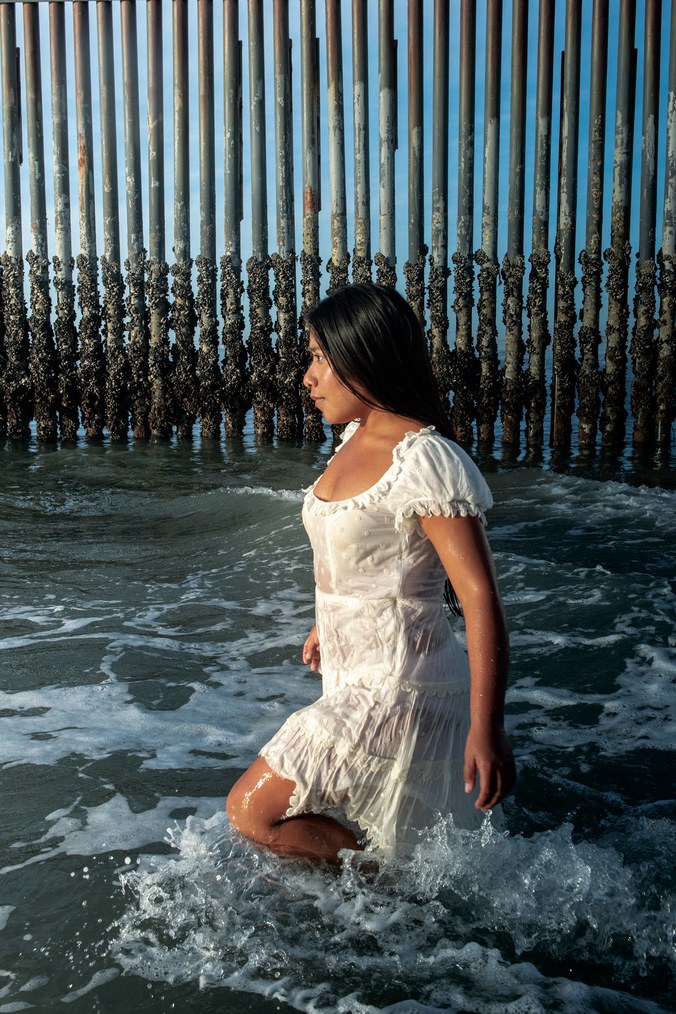 Yalitza Aparicio fotografiada frente al muro fronterizo para W Magazine - yalitza4