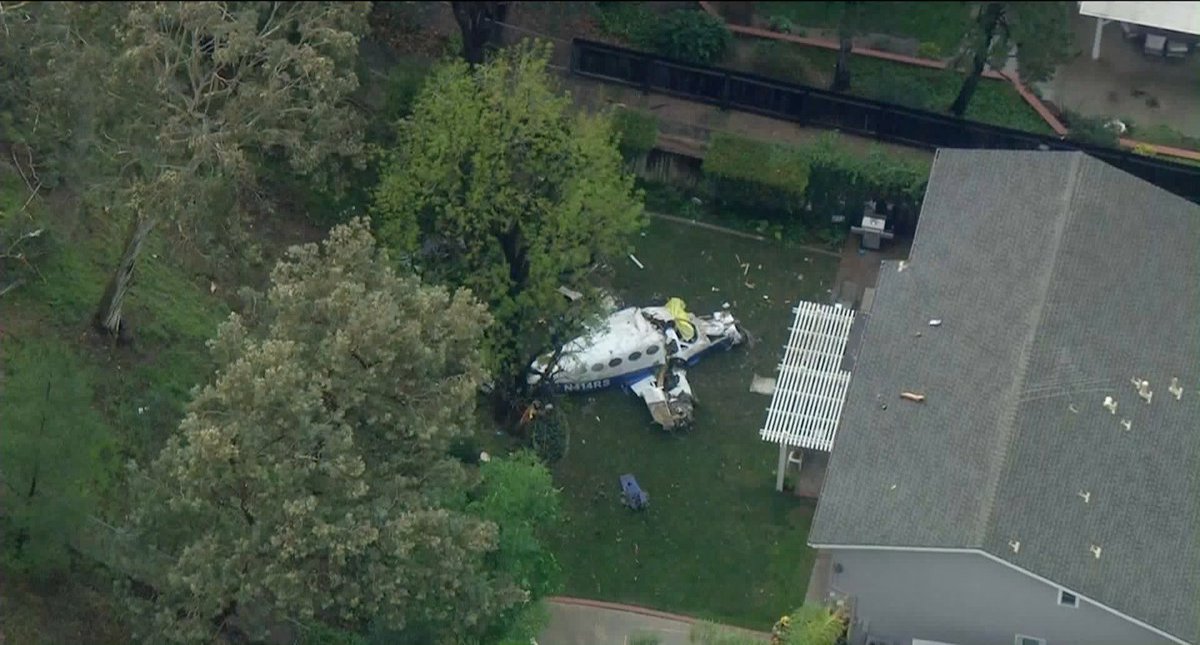 Se estrella avión pequeño contra casas en California