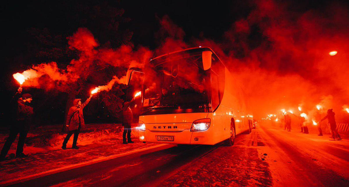 #Video Aficionados reciben al Zenit con un “camino de fuego”