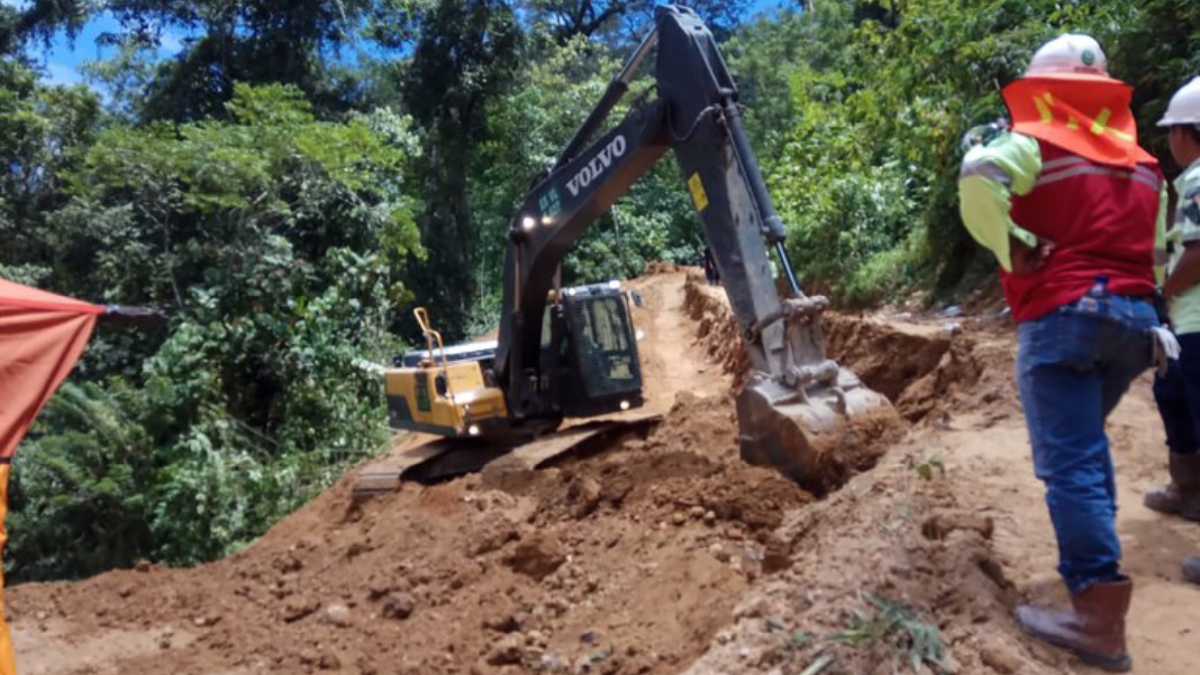 Continúan trabajos de rescate en mina colapsada en Indonesia