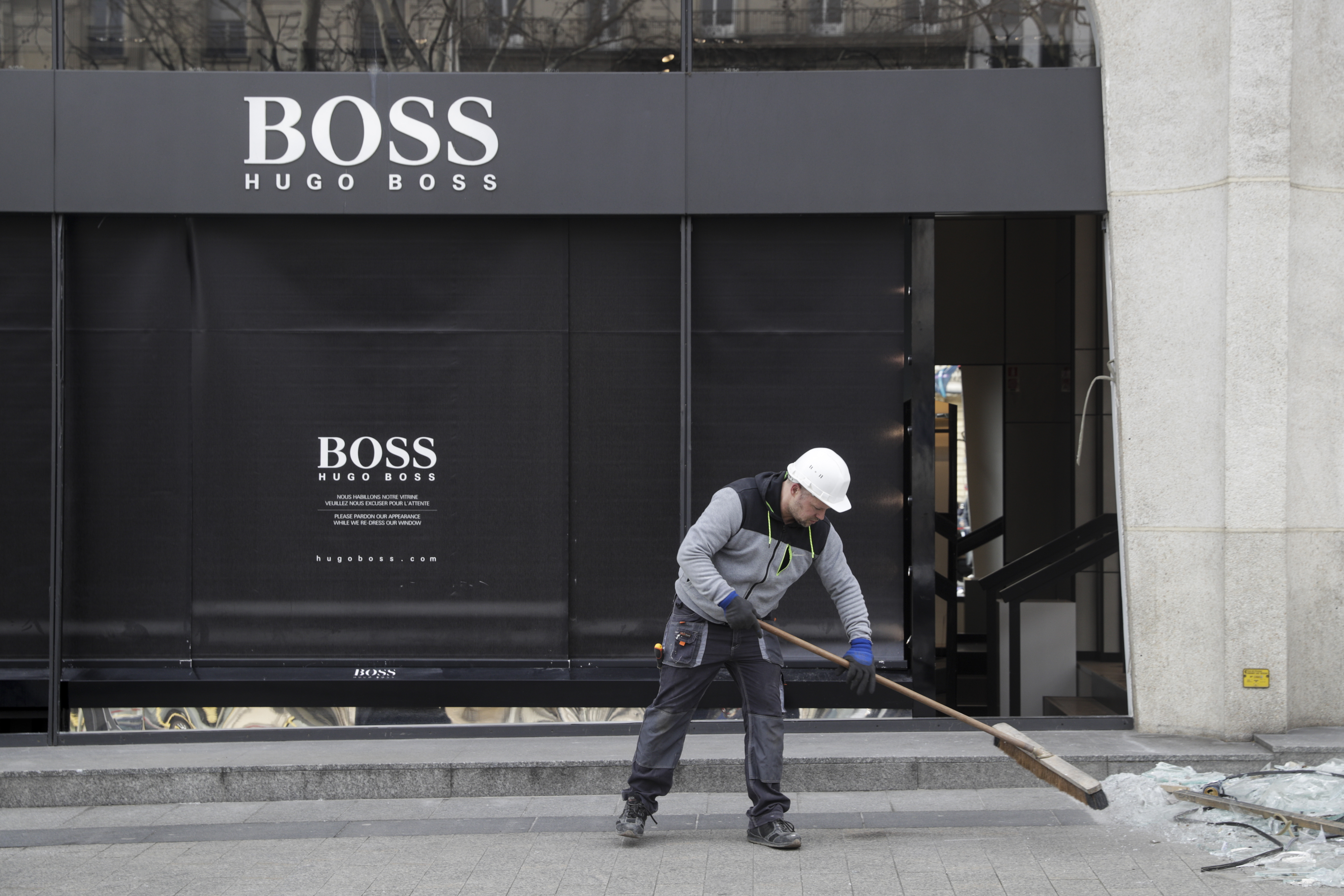 Continúan labores de limpieza en los Campos Elíseos tras protesta de chalecos amarillos - 000-1eq6h1