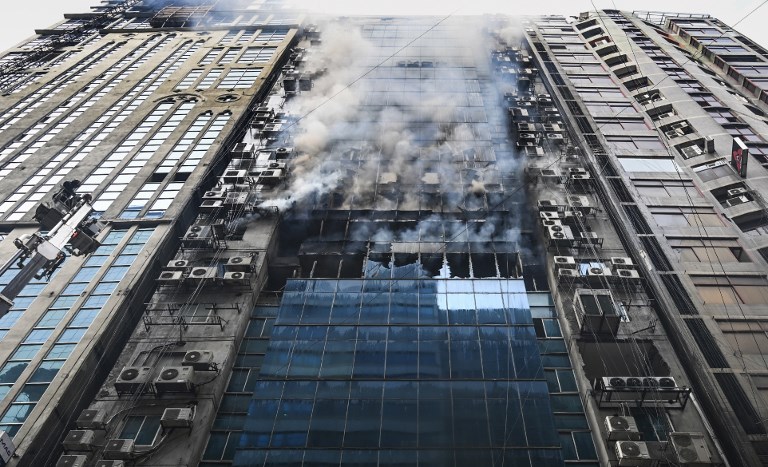 Al menos 19 muertos en incendio de edificio en Bangladesh - 000-1f62gc