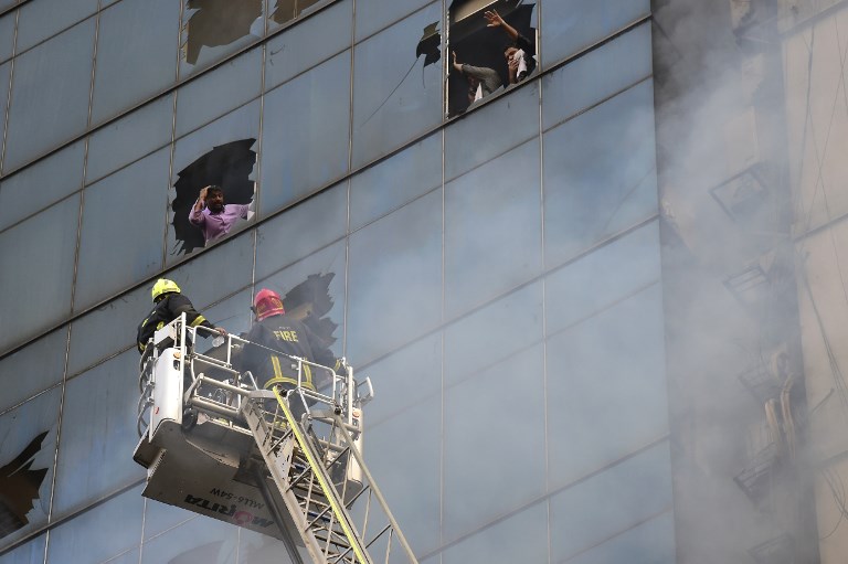 Al menos 19 muertos en incendio de edificio en Bangladesh - 000-1f62rc